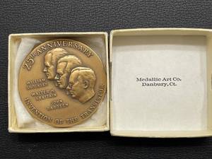 lot 44 image: 25th Anniversary of the Transistor Medallion