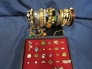 Costume Jewelry Rings & Bracelets