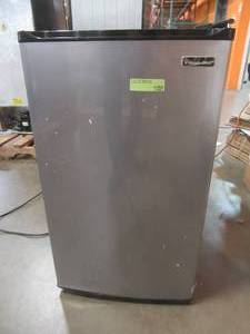 lot 404 image: Magic Chef 3.5 cu. ft. Mini Refrigerator in Stainless Look, ENERGY STAR, HMBR350SE1 - Slight Scratch and Dent - Used in Warehouse, Works Well