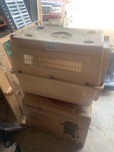 lot 1 image: Dog kennel large