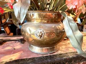 lot 7 image: Vintage Round Copper Pot wLions