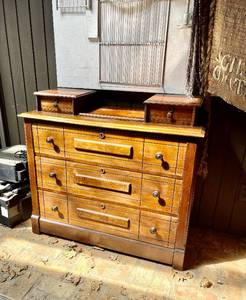 lot 26 image: Vintage 5-Drawer Gentlemans Chest of Drawers