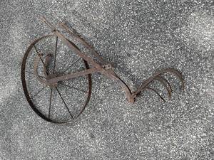 lot 32 image: Antique Primitive Farm Implement Cultivator