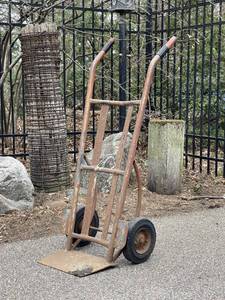 lot 44 image: Heavy Duty 2-Wheel Hand Truck Dolly
