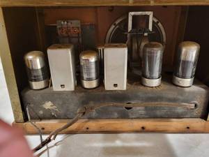 lot 35 image: Sovereign, Coin Operated Radio