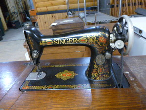 lot 79 image: Vintage Singer Sewing Machine in Cabinet