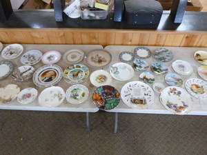lot 10 image: Vintage Decorative Plate Collection