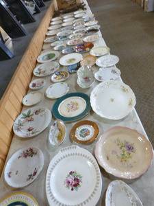 lot 16 image: Decorative Plates