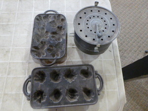 lot 86 image: 2 Vintage Cast Iron Pans and Popcorn Maker