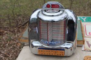 lot 641 image: Vintage CR-10 Camel Plastic Mini Juke Box Radio