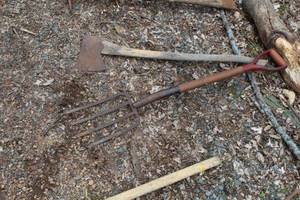 lot 662 image: Pitch Fork, Axe