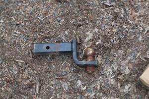 lot 698 image: Drop Hitch Mount with 2 Ball