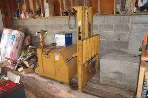 lot 601 image: Prime-Mover SC-20 24V Walk-Behind Electric Forklift, Alltech Electronics 12V Battery Charger