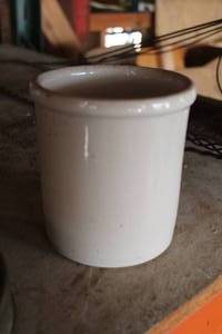lot 817 image: Vintage Robinson #20 1-Quart Ceramic High Jar