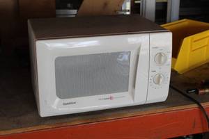 lot 829 image: GoldStar Intellowave Household Microwave Oven