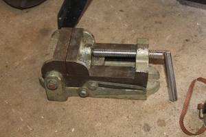 lot 841 image: 3-12 Bench Vise
