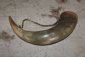 lot 850 image: Horn with Chain and Lid