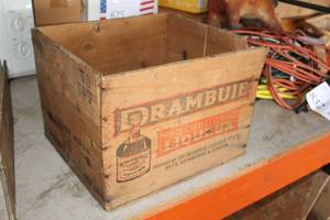lot 855 image: Vintage Drambuie Liqueur Wood Crate