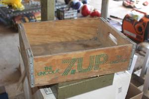 lot 856 image: Vintage 7-Up Wood Pop Bottle Crate
