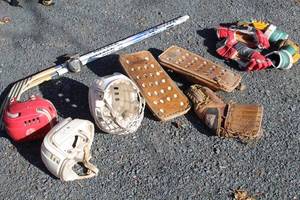lot 943 image: Hockey Gear