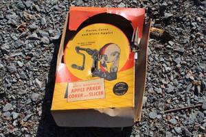 lot 912 image: Vintage Apple ParerCorerSlicer