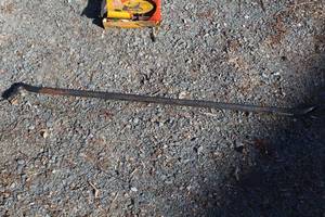 lot 913 image: 48 Heavy Duty Pry Bar