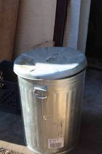 lot 920 image: Metal Trash Can, Lid