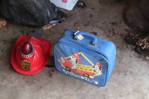lot 934 image: Childrens Fireman Helmet, Travel Time Soft-Side Lunch Box