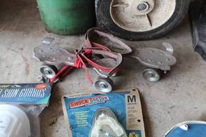 lot 938 image: Lot of (1 Pair) Vintage Metal Roller Skates