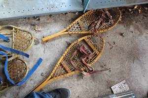 lot 939 image: Lot of (1 Pair) Youth Snow Shoes