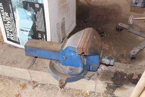 lot 617 image: 8 Bench Vise