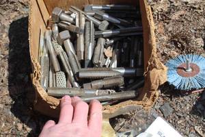 lot 975 image: Lot of (1 Box) Tap & Die Bits