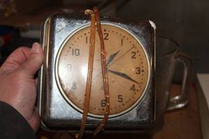 lot 713 image: Vintage GE Electric Wall Clock