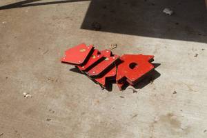 lot 986 image: Lot of (6) Welding Magnets