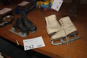 lot 742 image: 1 Pair Womens Hockey Skates, 1 Pair Childrens Hockey Skates