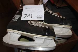 lot 741 image: CCM Mens Size 10 Hockey Skates