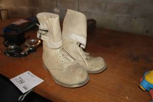 lot 739 image: Mens Size Medium Winter Boots