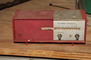 lot 779 image: Vintage National Panasonic R-8 Cordless 6-Transistor Table Radio