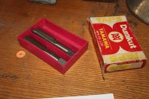 lot 786 image: Duracut Ground Thread Bits 2-piece (in original box)