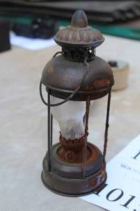 lot 1013 image: Vintage Oil Lamp