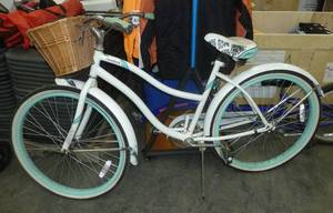Nice Huffy Cranbrook bike with wide seat - front tire wont hold air, needs a tube