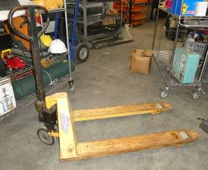Pallet jack, currently doesn�t lift but seller says if you add some oil it will
