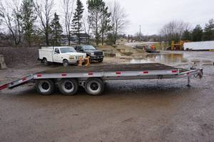 lot 3 image: 1978 Freuhauf 19 Triple Axle Deck Over Equipment Trailer