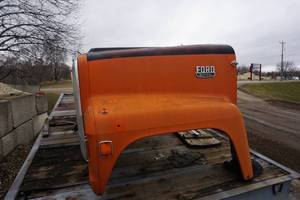 lot 8 image: Ford L8000 Truck Hood