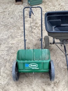 Fertilizer spreaders