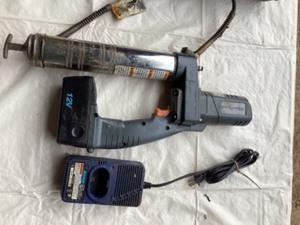 Bluepoint 12 volt grease gun with charger, 3 metal engravers