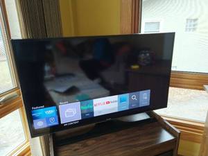 lot 124 image: Samsung 40 Smart TV With Remote