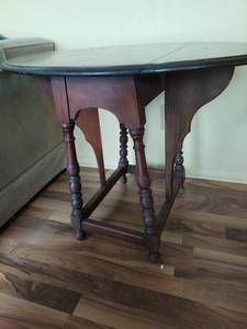 lot 135 image: Drop Leaf End Table