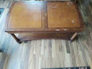 lot 136 image: Vintage Expandable Coffee Table
