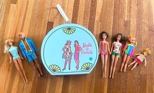 lot 8 image: Vintage 1971 Sunset Malibu Barbie Doll and Friends Bendable Legs